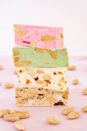 Nougat tendre abricot, figue, framboise, pistache – Barquette 90g